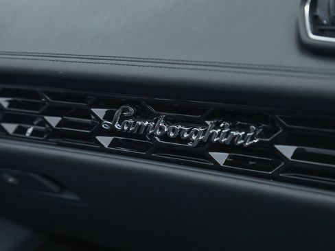 Used 2023 Lamborghini Huracan EVO image 18