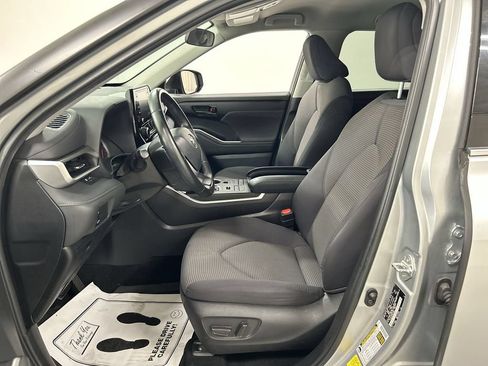 Used 2022 Toyota Highlander LE AWD/4WD image 9