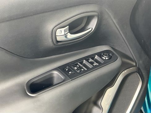 Used 2022 Jeep Renegade Latitude w/ Convenience Group AWD/4WD image 18