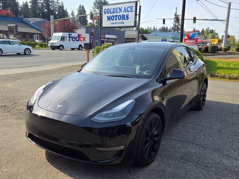 Used 2024 Tesla Model Y Long Range AWD/4WD image 1