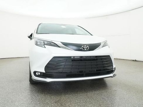 New 2026 Toyota Sienna XLE image 30