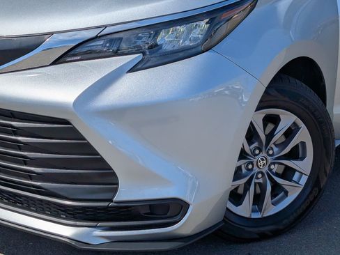 Used 2025 Toyota Sienna LE FWD image 11