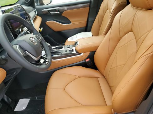 New 2026 Toyota Highlander Platinum AWD/4WD image 17