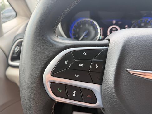 Used 2023 Chrysler Pacifica Touring-L FWD image 16