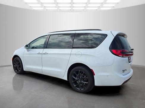 Used 2022 Chrysler Pacifica Limited w/ S Appearance Package AWD/4WD image 8