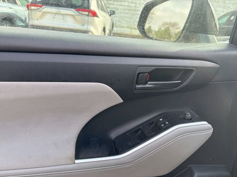 Used 2023 Toyota Highlander L image 13