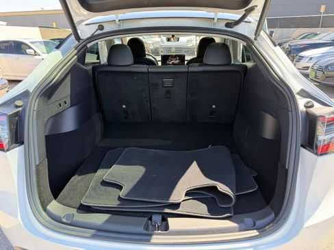 Used 2022 Tesla Model Y Long Range image 28