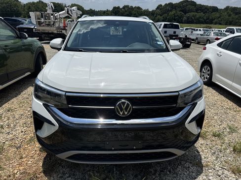 Used 2024 Volkswagen Taos SE AWD/4WD image 2