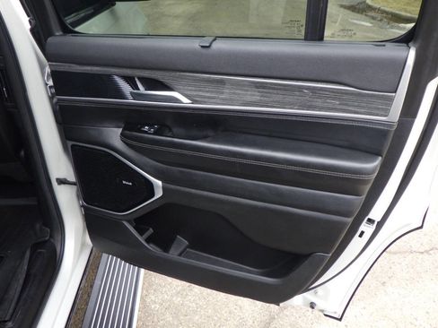 Used 2022 Jeep Wagoneer Series III w/ Premium Group I image 18