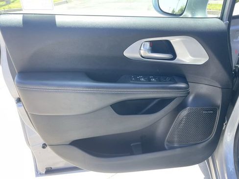 Used 2018 Chrysler Pacifica Touring-L Plus FWD image 23
