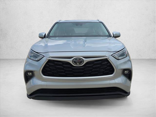 Used 2022 Toyota Highlander XLE AWD/4WD image 2
