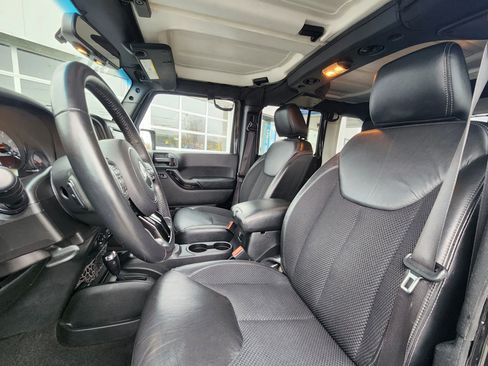 Used 2017 Jeep Wrangler Unlimited Sahara AWD/4WD image 32