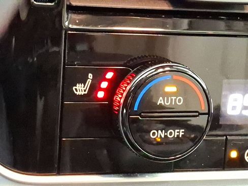 Used 2022 Nissan Rogue SV w/ SV Premium Package image 19