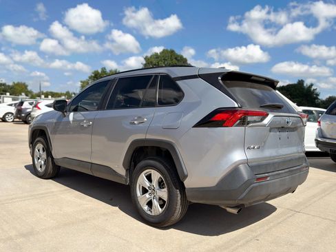 Used 2021 Toyota RAV4 LE AWD/4WD image 5