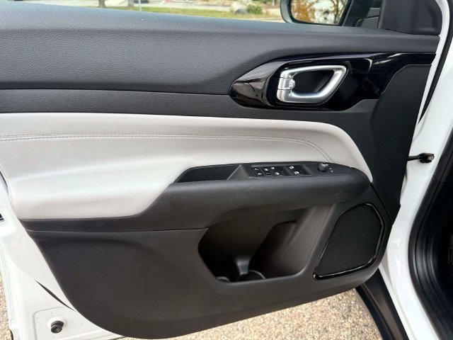 Certified 2025 Jeep Compass Limited AWD/4WD image 16