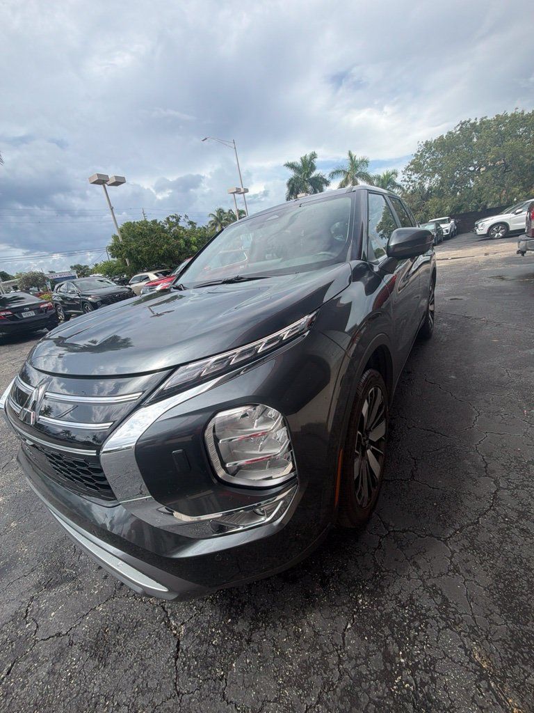 Used 2025 Mitsubishi Outlander SE AWD/4WD image 1