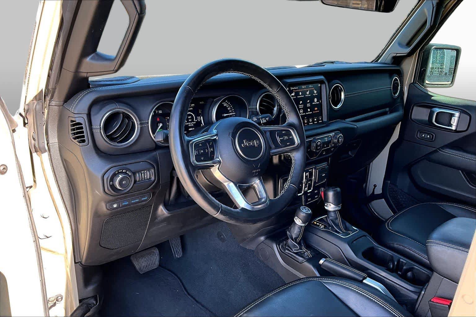 Used 2022 Jeep Wrangler Unlimited Sahara w/ Cold Weather Group AWD/4WD image 16