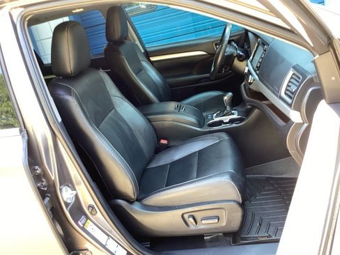 Used 2019 Toyota Highlander XLE image 32