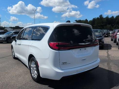 Used 2023 Chrysler Pacifica Touring-L FWD image 5