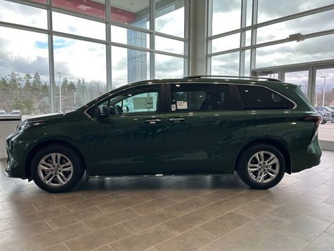 New 2026 Toyota Sienna XLE image 3