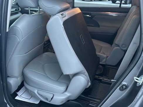 Used 2023 Toyota Highlander Limited image 39