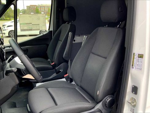 Used 2025 Mercedes-Benz Sprinter 2500 image 12
