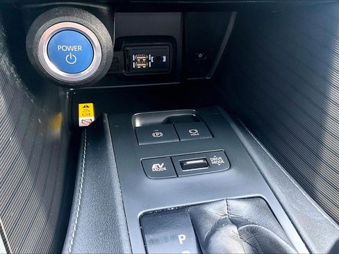 Used 2021 Toyota Venza XLE image 30