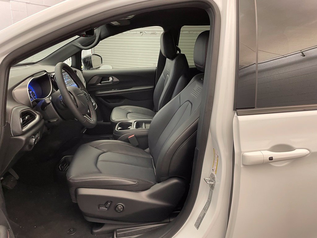 New 2027 Chrysler Pacifica Select FWD image 16