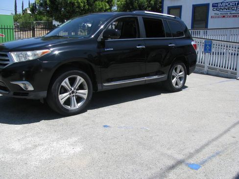 Used 2011 Toyota Highlander Limited w/ Tow Pkg FWD image 2