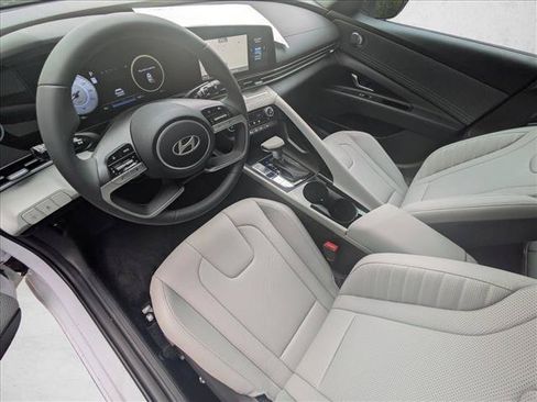 Certified 2025 Hyundai Elantra Limited FWD image 3