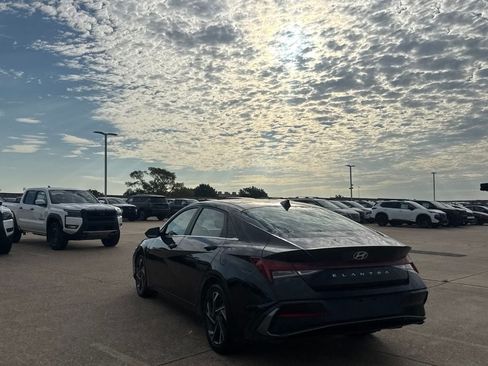 Used 2025 Hyundai Elantra SEL FWD image 18
