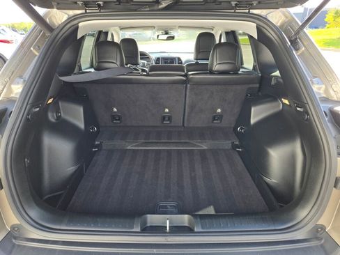 Used 2019 Jeep Cherokee Latitude Plus w/ Comfort/Convenience Group image 14