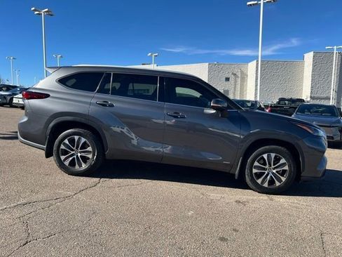 Used 2022 Toyota Highlander XLE image 7