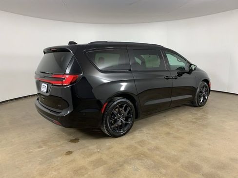 Used 2024 Chrysler Pacifica Touring-L w/ Uconnect Theater Family Group image 8