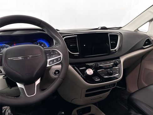 Used 2024 Chrysler Pacifica Touring-L FWD image 30