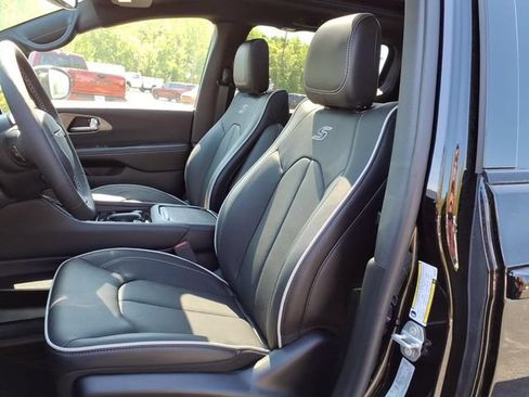 New 2027 Chrysler Pacifica Limited w/ S Appearance Package FWD image 12