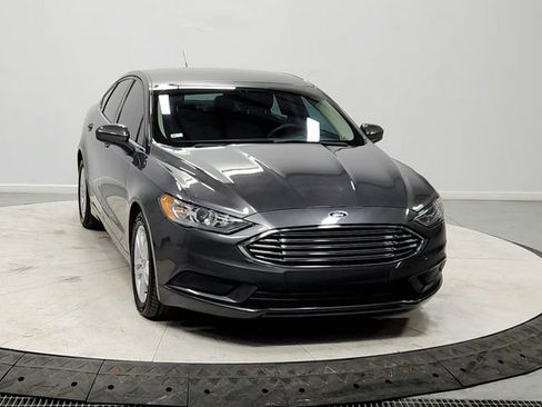 Used 2018 Ford Fusion SE image 2