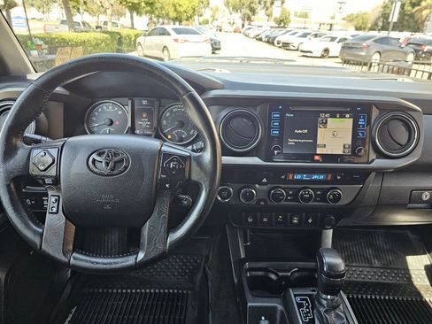 Used 2017 Toyota Tacoma TRD Off-Road image 15