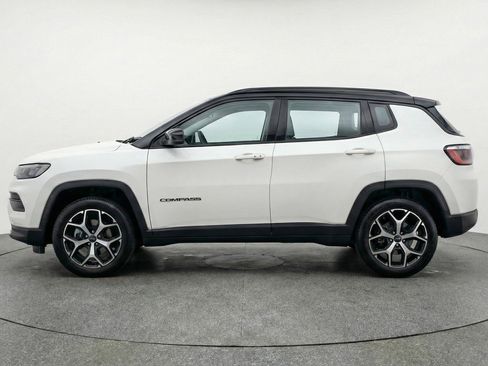 Used 2025 Jeep Compass Limited image 5