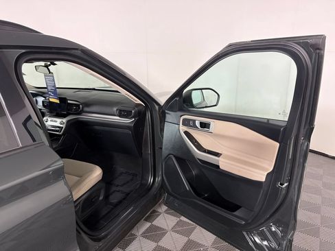 Used 2023 Ford Explorer XLT AWD/4WD image 37