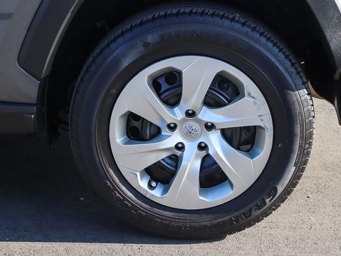 Used 2021 Toyota RAV4 LE AWD/4WD image 12