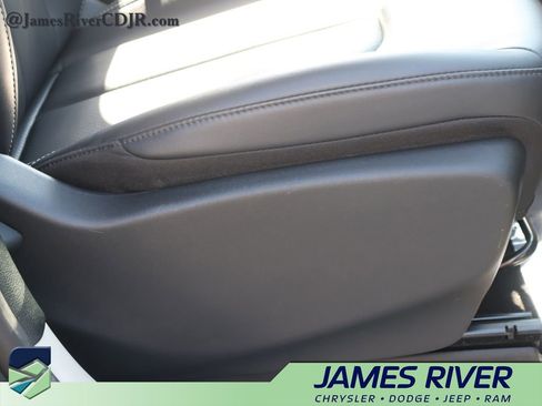 Used 2024 Chrysler Pacifica Touring-L FWD image 10