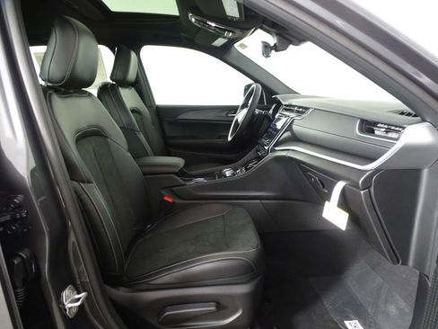 New 2025 Jeep Grand Cherokee Altitude image 15