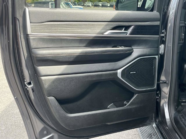 Used 2024 Jeep Wagoneer L Series II w/ Flexible Seating Group AWD/4WD image 17