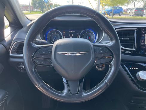 Used 2020 Chrysler Pacifica Touring-L Plus w/ S Appearance Package FWD image 9