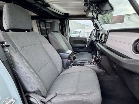 Used 2024 Jeep Wrangler Unlimited image 18