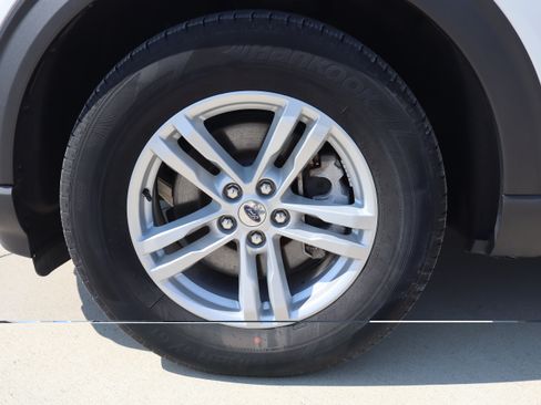 Used 2024 Ford Explorer XLT w/ Equipment Group 202A AWD/4WD image 30
