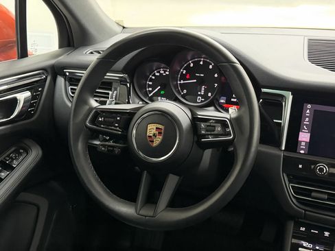 Used 2025 Porsche Macan AWD/4WD image 21