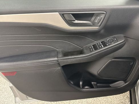 Used 2022 Ford Escape SE image 11