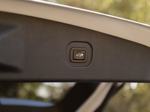 Used 2017 Chevrolet Equinox Premier w/ Enhanced Convenience Package image 30